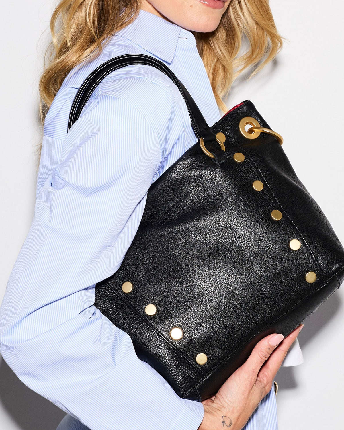 Hammitt Daniel Medium Satchel – Black/Brushed Gold Red Zip – detail 2