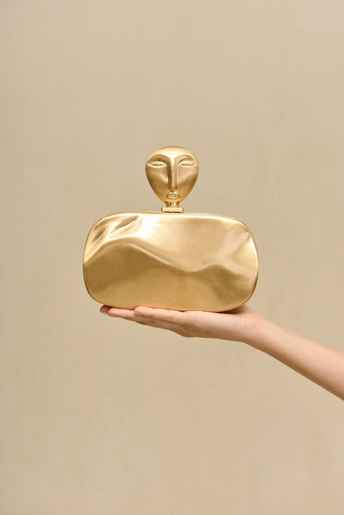 Cult Gaia Eve Clutch – Brushed Brass – detail 2