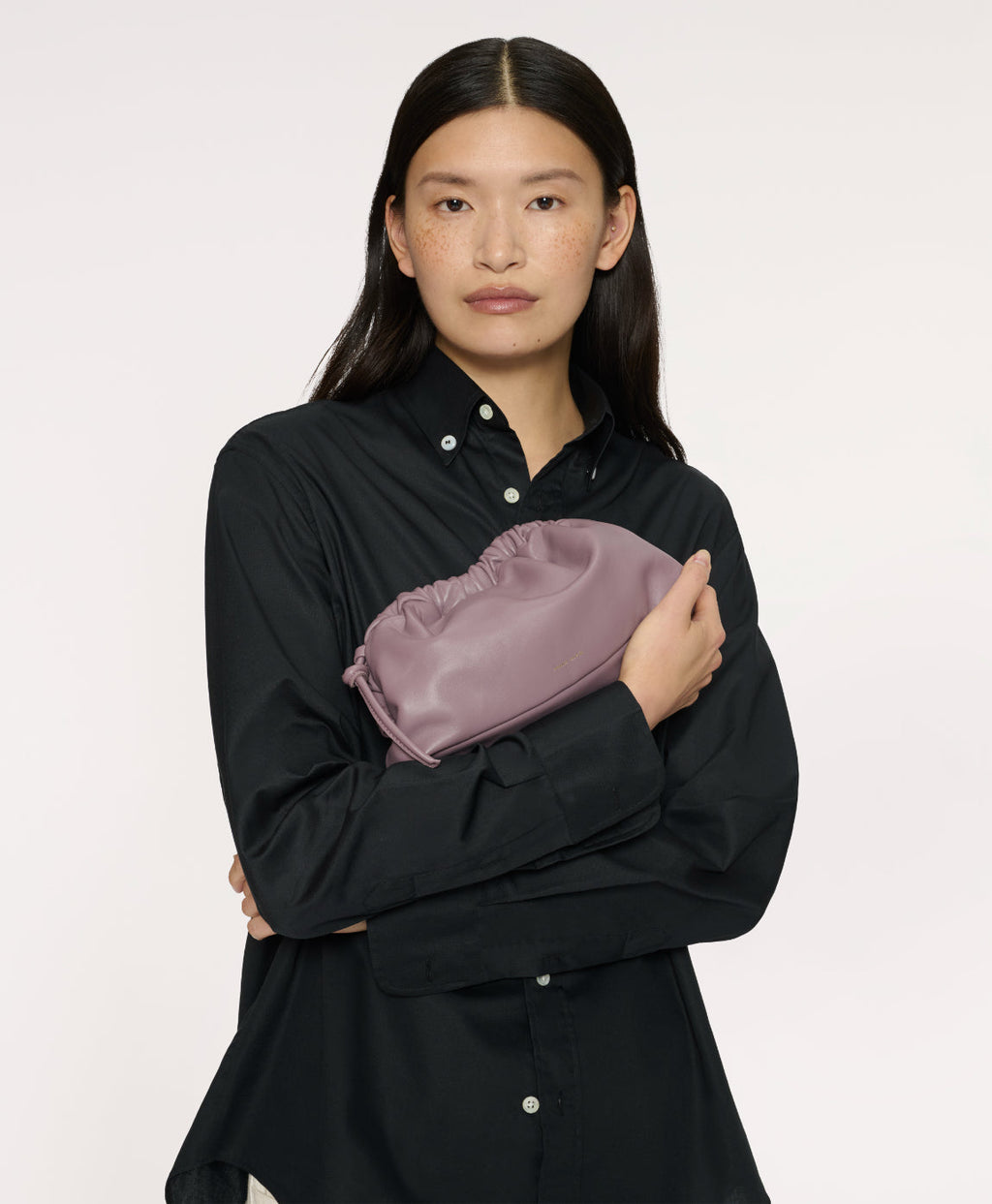 Mansur Gavriel Mini Cloud Clutch – Crinkled Gold – detail 5