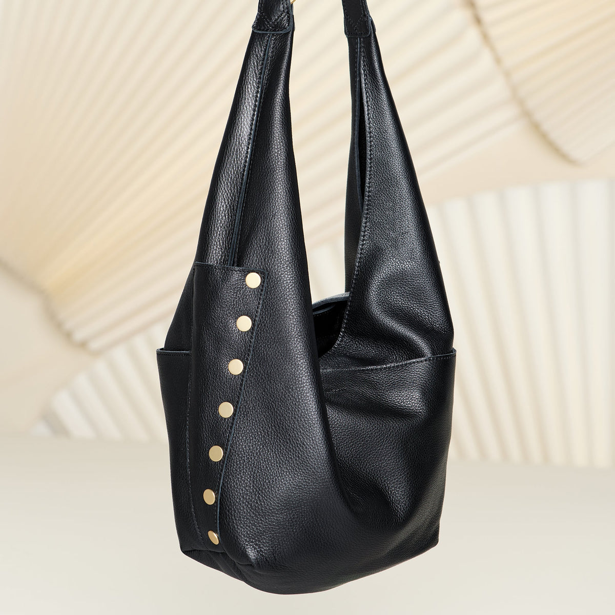 Hammitt Tom Zip Large Hobo – Black/Brushed Gold Red Zip – detail 4