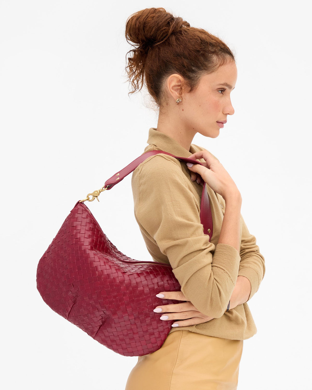 Clare V. Moyen Messenger – Garnet Diagonal Woven – detail 2